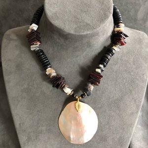 ☘️$6 Vintage!! Genuine shell and stone necklace.